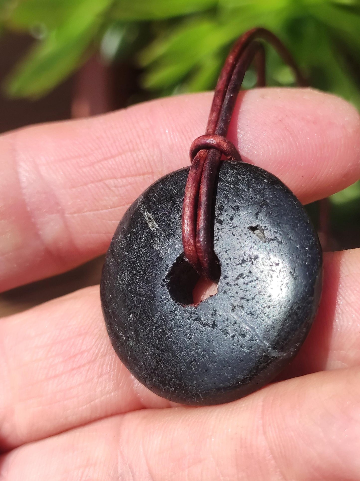 Tourmaline / Schörl ~ Collier de pierres précieuses HIPPIE GOA Boho Tibet Ethno Nature Donut Protection Symbole ~ Pierre de guérison Chakra Énergie Noir Homme Femme