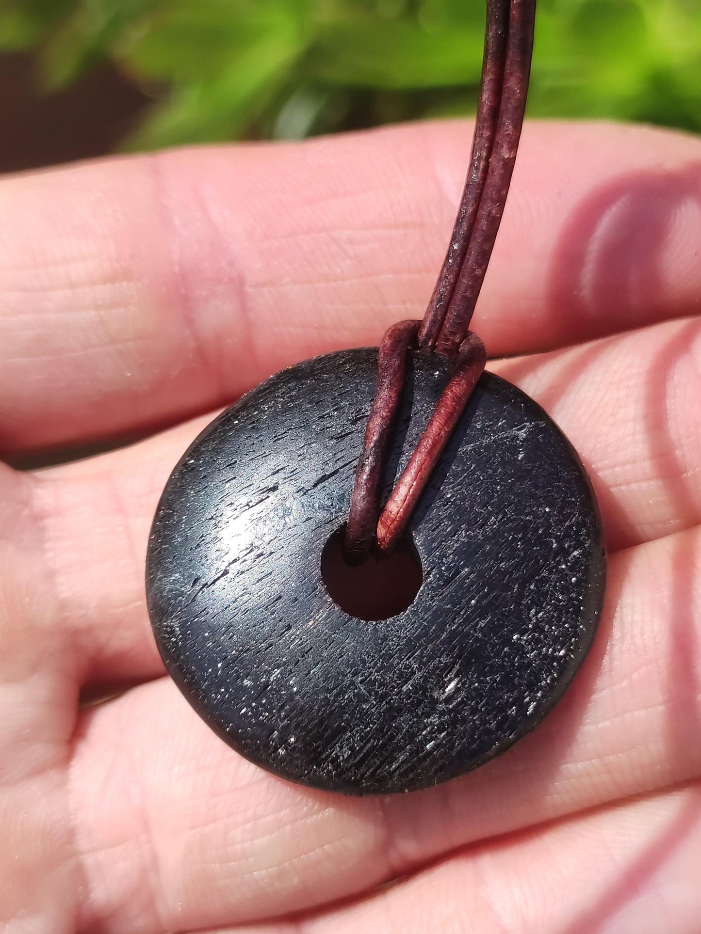 Tourmaline / Schörl ~ Collier de pierres précieuses HIPPIE GOA Boho Tibet Ethno Nature Donut Protection Symbole ~ Pierre de guérison Chakra Énergie Noir Homme Femme