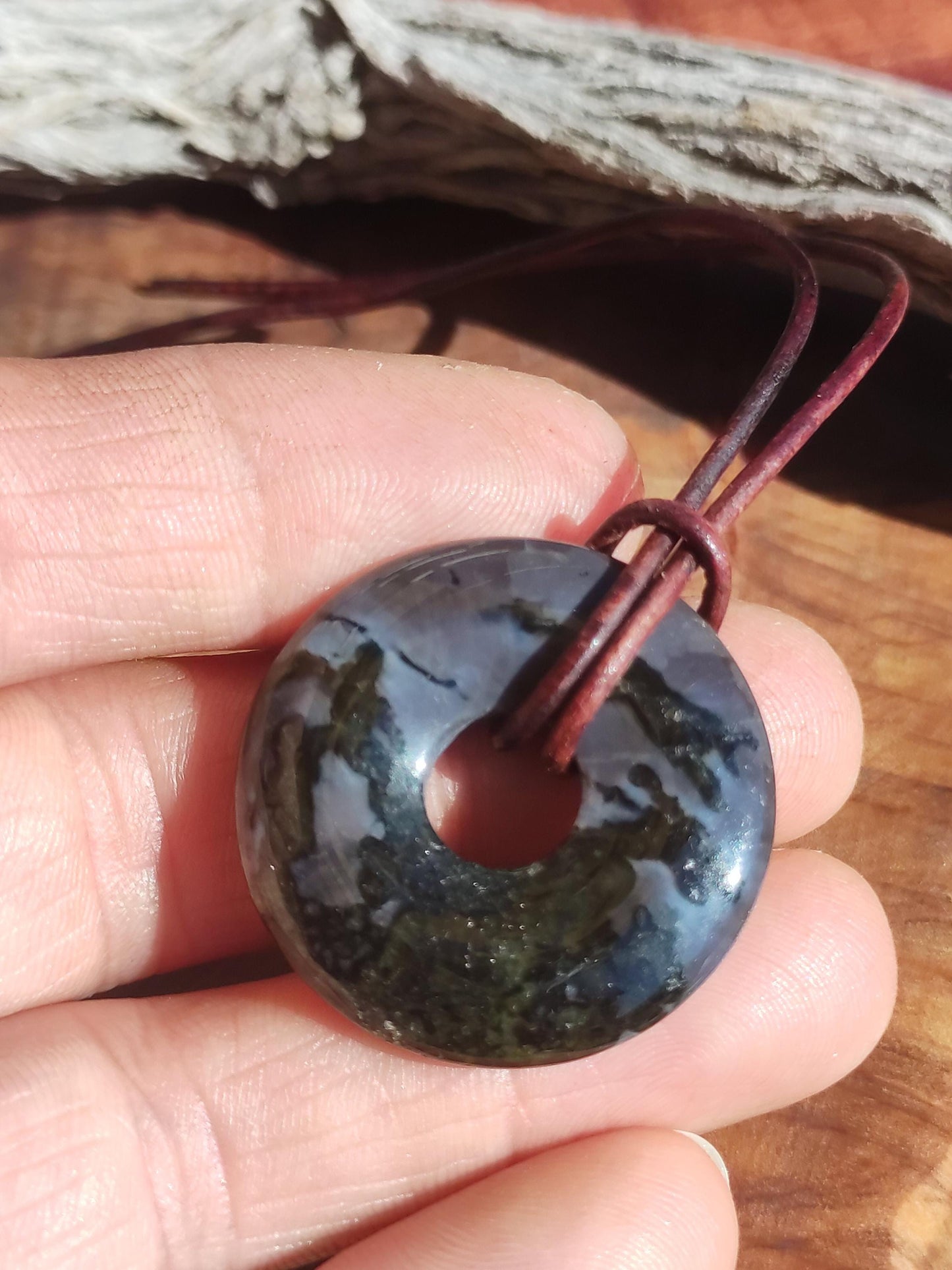 Collier de pierres précieuses mystiques Gabbro / Merlinite 30 mm Donut Pierre de guérison Bijoux naturels Pendentif Cadeau Ami Femme Homme Il Elle Puissance Énergie Rareté