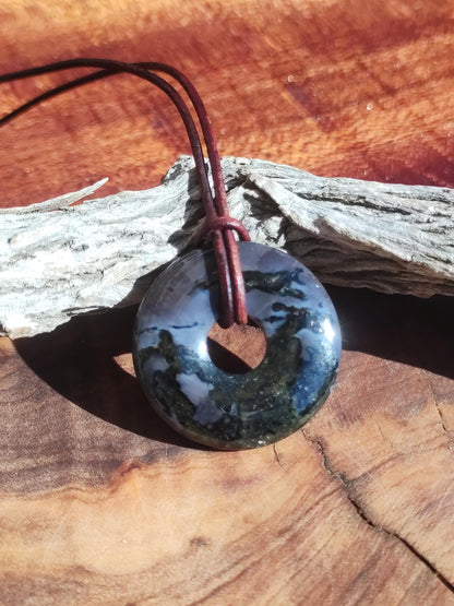 Collier de pierres précieuses mystiques Gabbro / Merlinite 30 mm Donut Pierre de guérison Bijoux naturels Pendentif Cadeau Ami Femme Homme Il Elle Puissance Énergie Rareté
