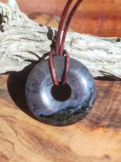 Collier de pierres précieuses mystiques Gabbro / Merlinite 30 mm Donut Pierre de guérison Bijoux naturels Pendentif Cadeau Ami Femme Homme Il Elle Puissance Énergie Rareté