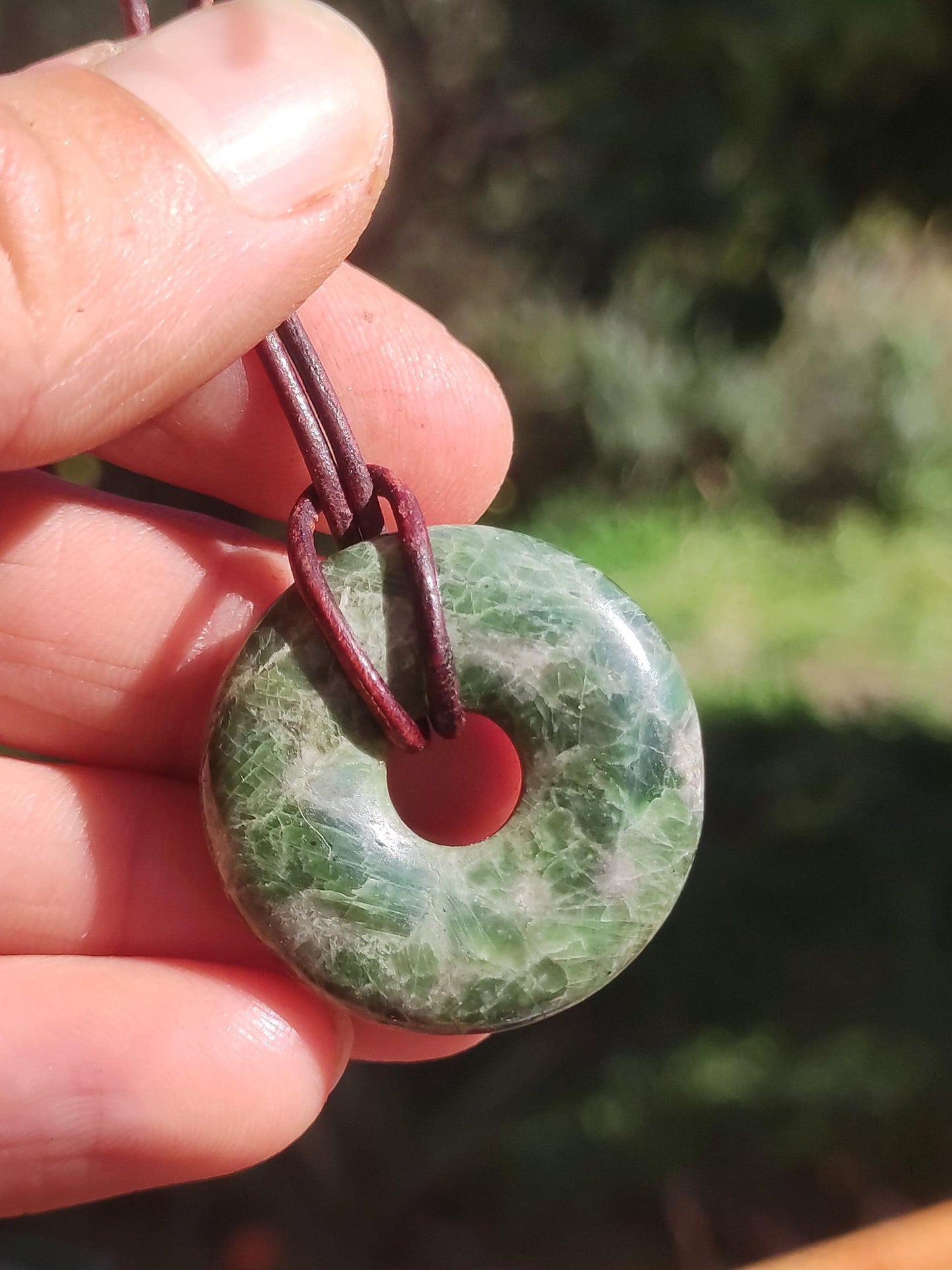 Diopside ~ Collier de pierres précieuses vert HIPPIE GOA Boho ethnique pierre de guérison naturelle rareté cristaux bijoux pendentif pierre naturelle beignet cadeau magique