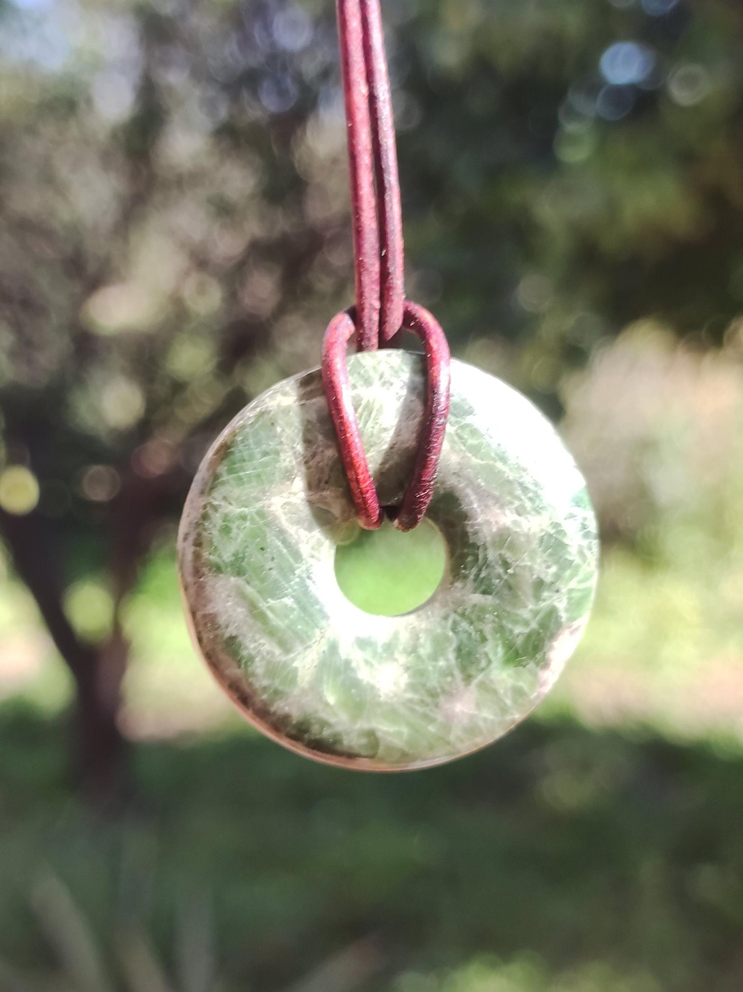 Diopside ~ Collier de pierres précieuses vert HIPPIE GOA Boho ethnique pierre de guérison naturelle rareté cristaux bijoux pendentif pierre naturelle beignet cadeau magique