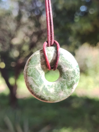 Diopside ~ Collier de pierres précieuses vert HIPPIE GOA Boho ethnique pierre de guérison naturelle rareté cristaux bijoux pendentif pierre naturelle beignet cadeau magique