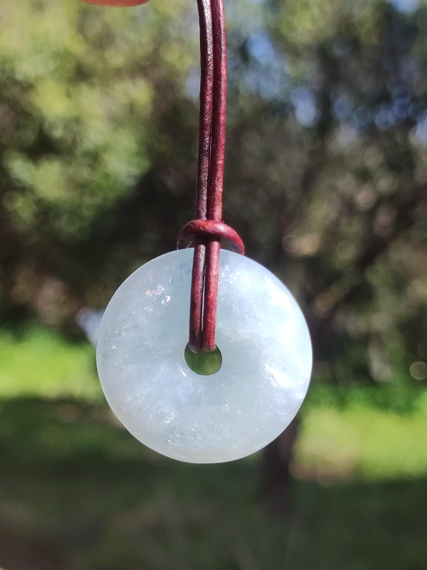 Aigue-marine A ~ Collier pendentif donut en pierre précieuse bleue rare, cristal de guérison naturelle, pour homme, femme, enfant, frère, sœur, qualité