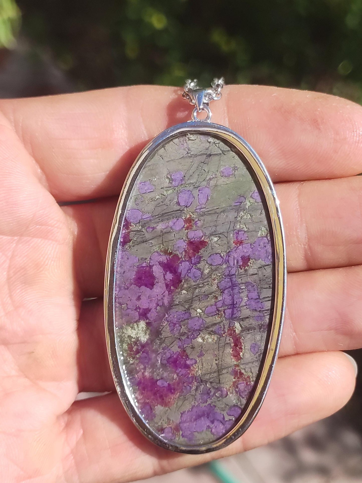 Collier XL en sugilite avec monture en argent 925, pierre précieuse lilas violet, pierre de guérison naturelle, rareté énergétique, homme/femme, cadeau élégant
