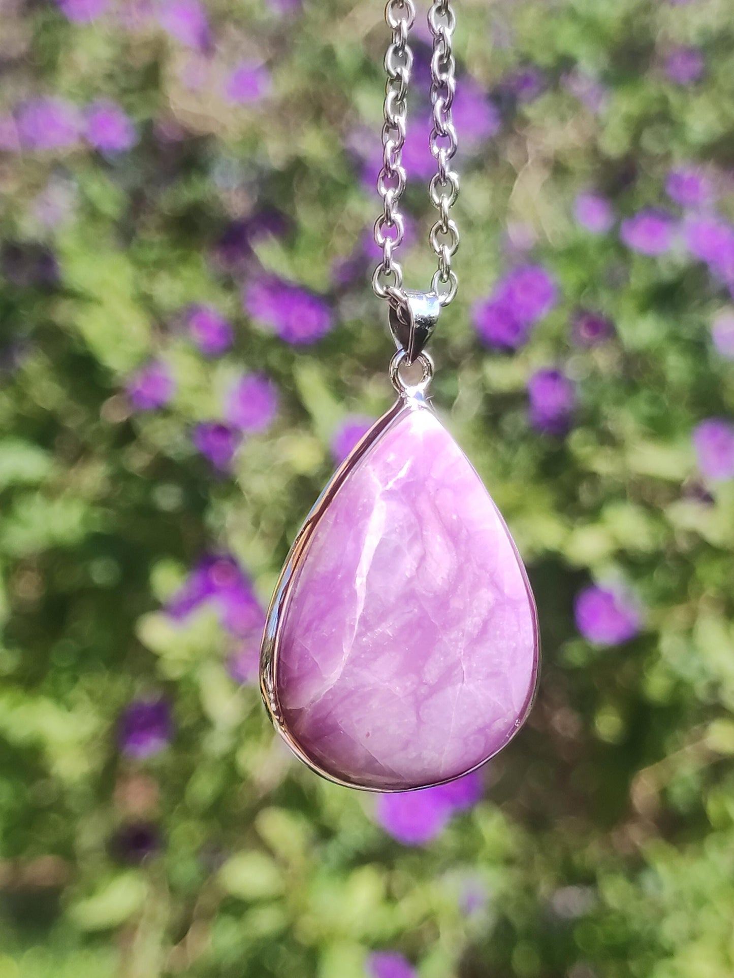 Sugilite / Sugilite avec monture en argent 925 collier de pierres précieuses violettes pierre de guérison naturelle énergie rareté homme femme lui son cadeau noble de haute qualité