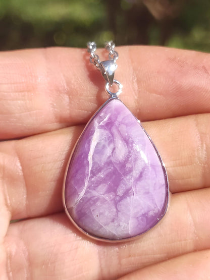 Sugilite / Sugilite avec monture en argent 925 collier de pierres précieuses violettes pierre de guérison naturelle énergie rareté homme femme lui son cadeau noble de haute qualité