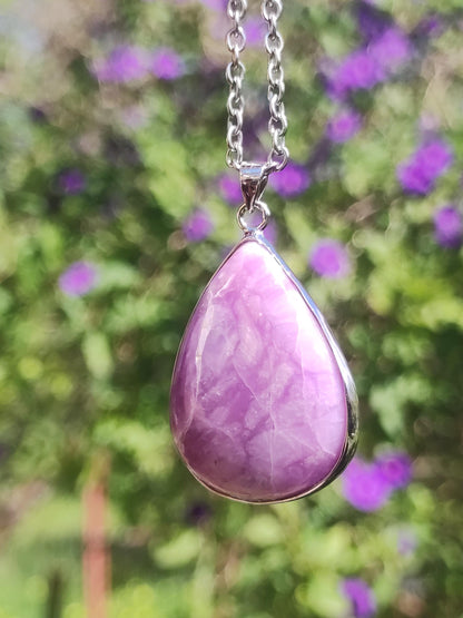 Sugilite / Sugilite avec monture en argent 925 collier de pierres précieuses violettes pierre de guérison naturelle énergie rareté homme femme lui son cadeau noble de haute qualité