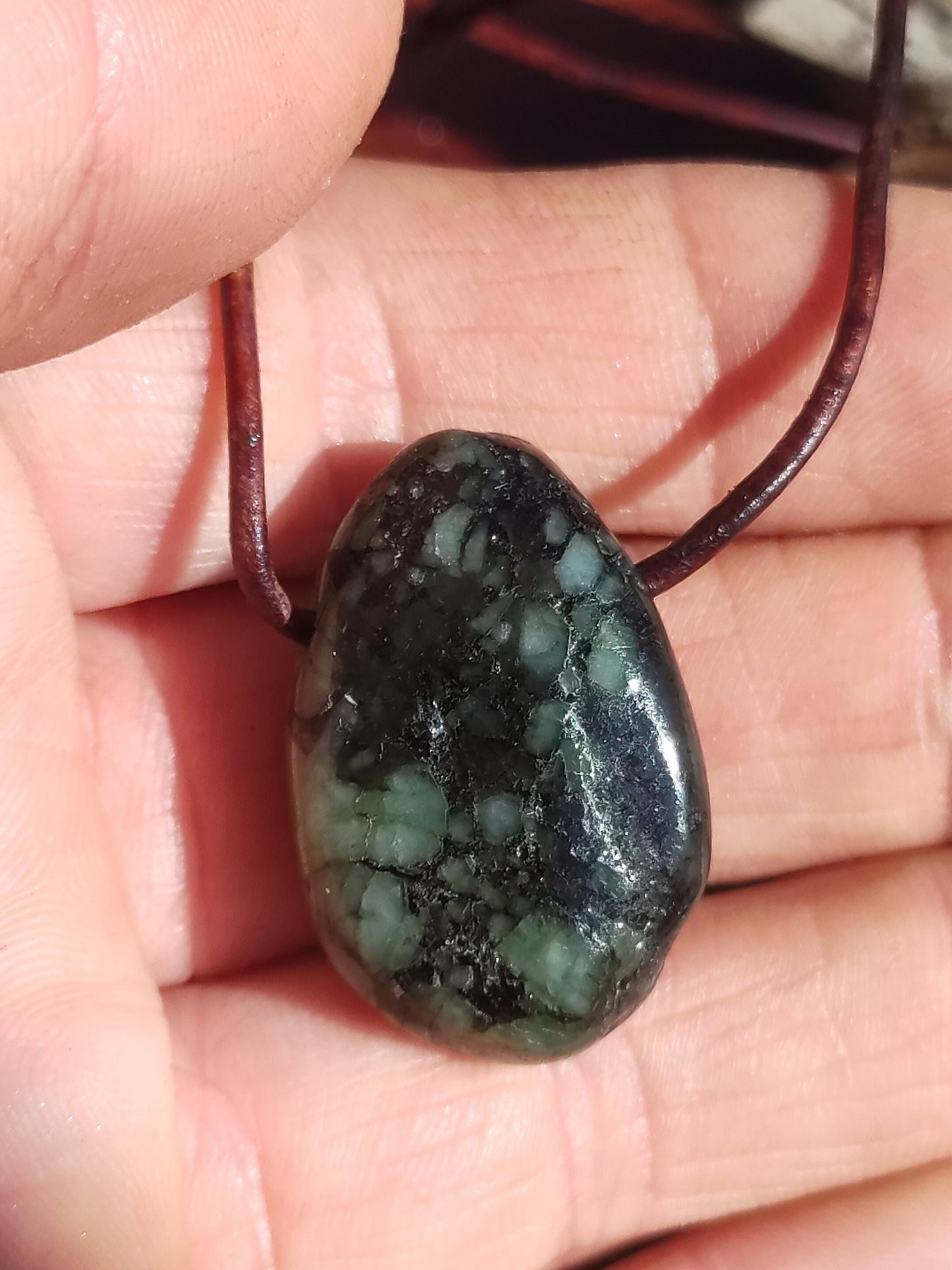Collier de pierres précieuses émeraude / émeraude vert noir naturel HIPPIE GOA Boho ethnique pierre de guérison cristaux bijoux pendentif homme femme cadeau il elle