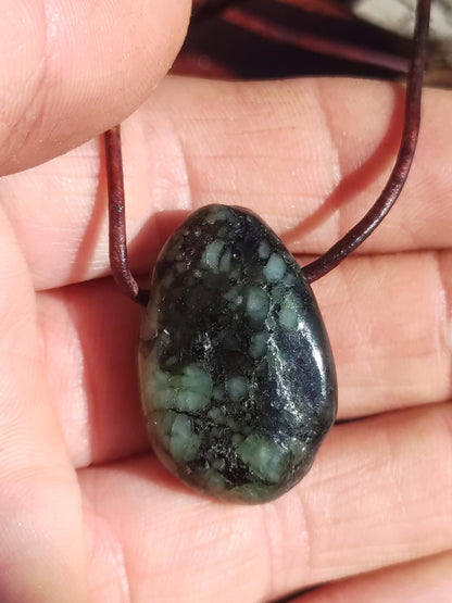 Collier de pierres précieuses émeraude / émeraude vert noir naturel HIPPIE GOA Boho ethnique pierre de guérison cristaux bijoux pendentif homme femme cadeau il elle
