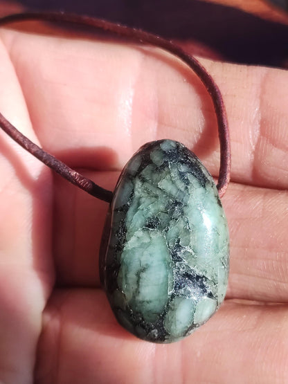 Collier de pierres précieuses émeraude / émeraude vert noir naturel HIPPIE GOA Boho ethnique pierre de guérison cristaux bijoux pendentif homme femme cadeau il elle