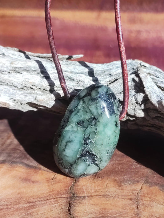 Collier de pierres précieuses émeraude / émeraude vert noir naturel HIPPIE GOA Boho ethnique pierre de guérison cristaux bijoux pendentif homme femme cadeau il elle