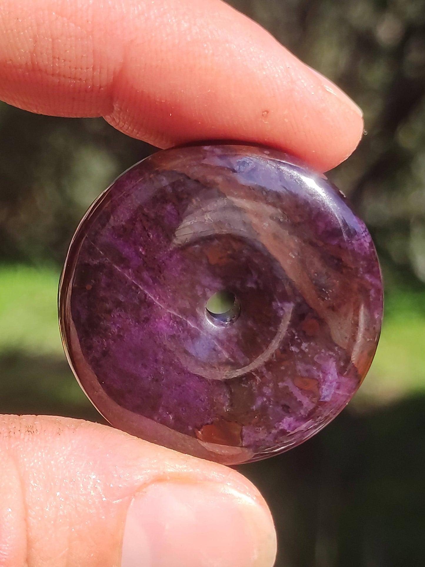 Sugilith Schutz Donut Edelstein Kristall Heilstein Rarität Selten Sammler Sugilit lila Anhänger rund Geschenk Mann Frau Er Sie Freund violet