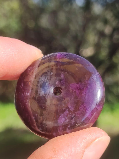Sugilith Schutz Donut Edelstein Kristall Heilstein Rarität Selten Sammler Sugilit lila Anhänger rund Geschenk Mann Frau Er Sie Freund violet