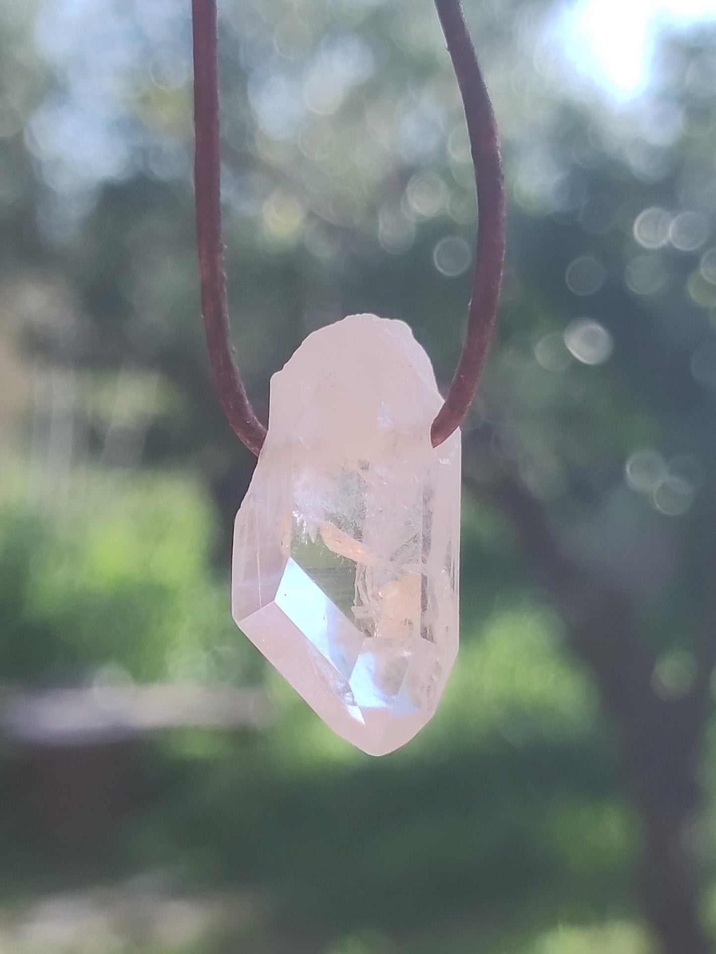 Pointe A de cristal de roche / quartz clair - Collier en pierre précieuse naturelle transparente, protectrice et guérissante. Cadeau pour homme, femme, ami(e), chakra porte-bonheur.