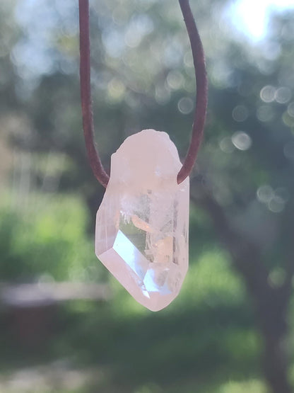 Pointe A de cristal de roche / quartz clair - Collier en pierre précieuse naturelle transparente, protectrice et guérissante. Cadeau pour homme, femme, ami(e), chakra porte-bonheur.