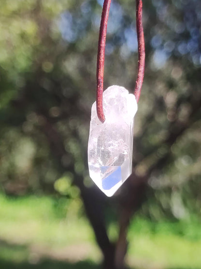Pointe A de cristal de roche / quartz clair - Collier en pierre précieuse naturelle transparente, protectrice et guérissante. Cadeau pour homme, femme, ami(e), chakra porte-bonheur.