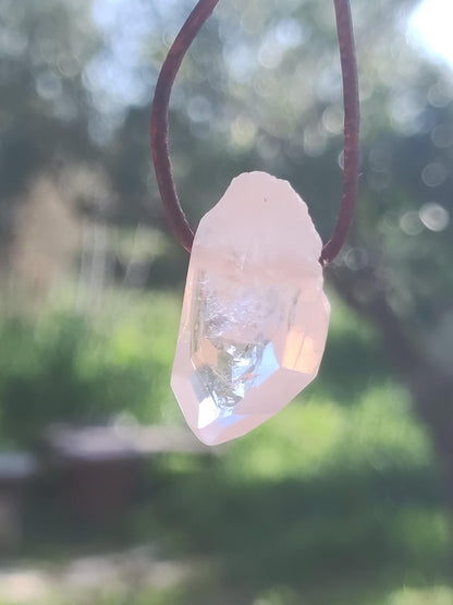 Pointe A de cristal de roche / quartz clair - Collier en pierre précieuse naturelle transparente, protectrice et guérissante. Cadeau pour homme, femme, ami(e), chakra porte-bonheur.