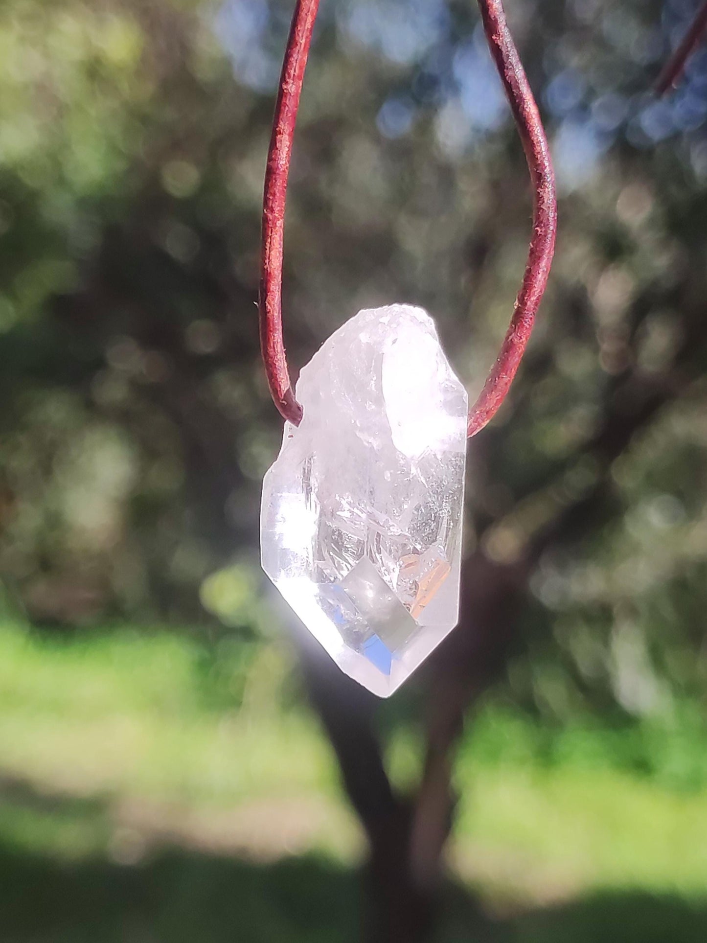 Pointe A de cristal de roche / quartz clair - Collier en pierre précieuse naturelle transparente, protectrice et guérissante. Cadeau pour homme, femme, ami(e), chakra porte-bonheur.