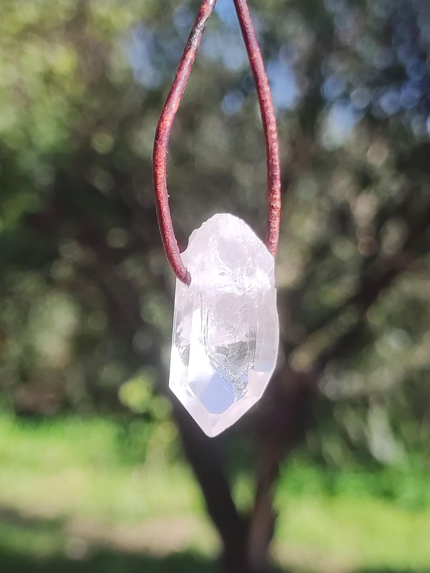 Pointe A de cristal de roche / quartz clair - Collier en pierre précieuse naturelle transparente, protectrice et guérissante. Cadeau pour homme, femme, ami(e), chakra porte-bonheur.