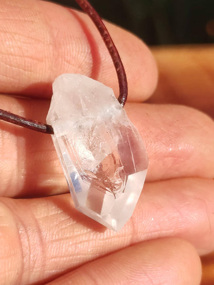 Pointe A de cristal de roche / quartz clair - Collier en pierre précieuse naturelle transparente, protectrice et guérissante. Cadeau pour homme, femme, ami(e), chakra porte-bonheur.
