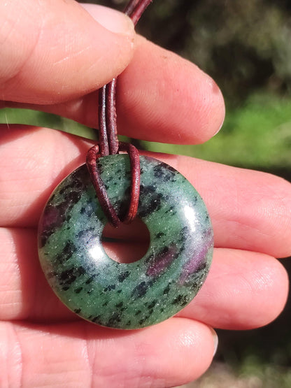 Rubis en Zoisite ~ Donut Collier de pierres précieuses Rouge Vert Pierre de guérison naturelle Homme Femme Bonne chance Protection HIPPIE GOA Boho Tibet Ethnique Rareté Cadeau Lui Elle