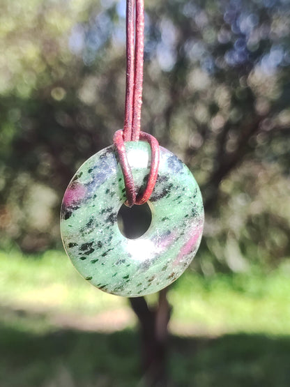 Rubis en Zoisite ~ Donut Collier de pierres précieuses Rouge Vert Pierre de guérison naturelle Homme Femme Bonne chance Protection HIPPIE GOA Boho Tibet Ethnique Rareté Cadeau Lui Elle