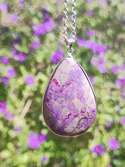 Sugilite / Sugilite avec monture en argent 925 collier de pierres précieuses violettes pierre de guérison naturelle énergie rareté homme femme lui son cadeau noble de haute qualité