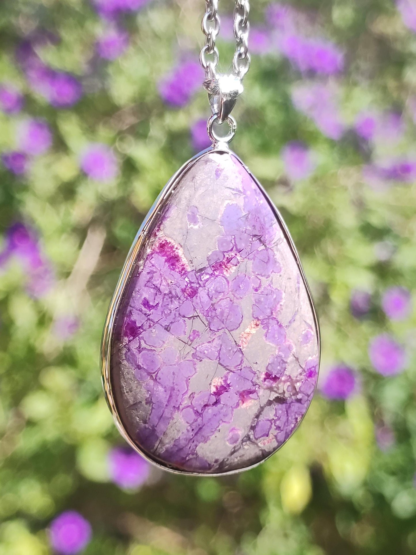 Sugilite / Sugilite avec monture en argent 925 collier de pierres précieuses violettes pierre de guérison naturelle énergie rareté homme femme lui son cadeau noble de haute qualité