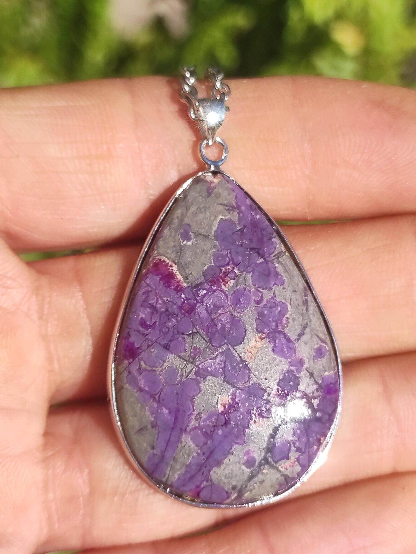Sugilite / Sugilite avec monture en argent 925 collier de pierres précieuses violettes pierre de guérison naturelle énergie rareté homme femme lui son cadeau noble de haute qualité