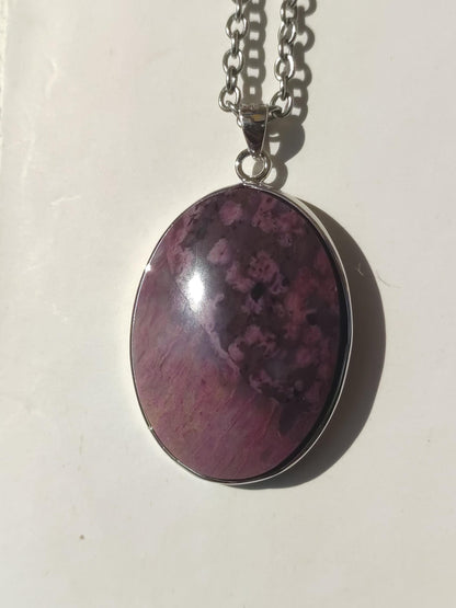 Sugilite / Sugilite avec monture en argent 925 collier de pierres précieuses violettes pierre de guérison naturelle énergie rareté homme femme lui son cadeau noble de haute qualité