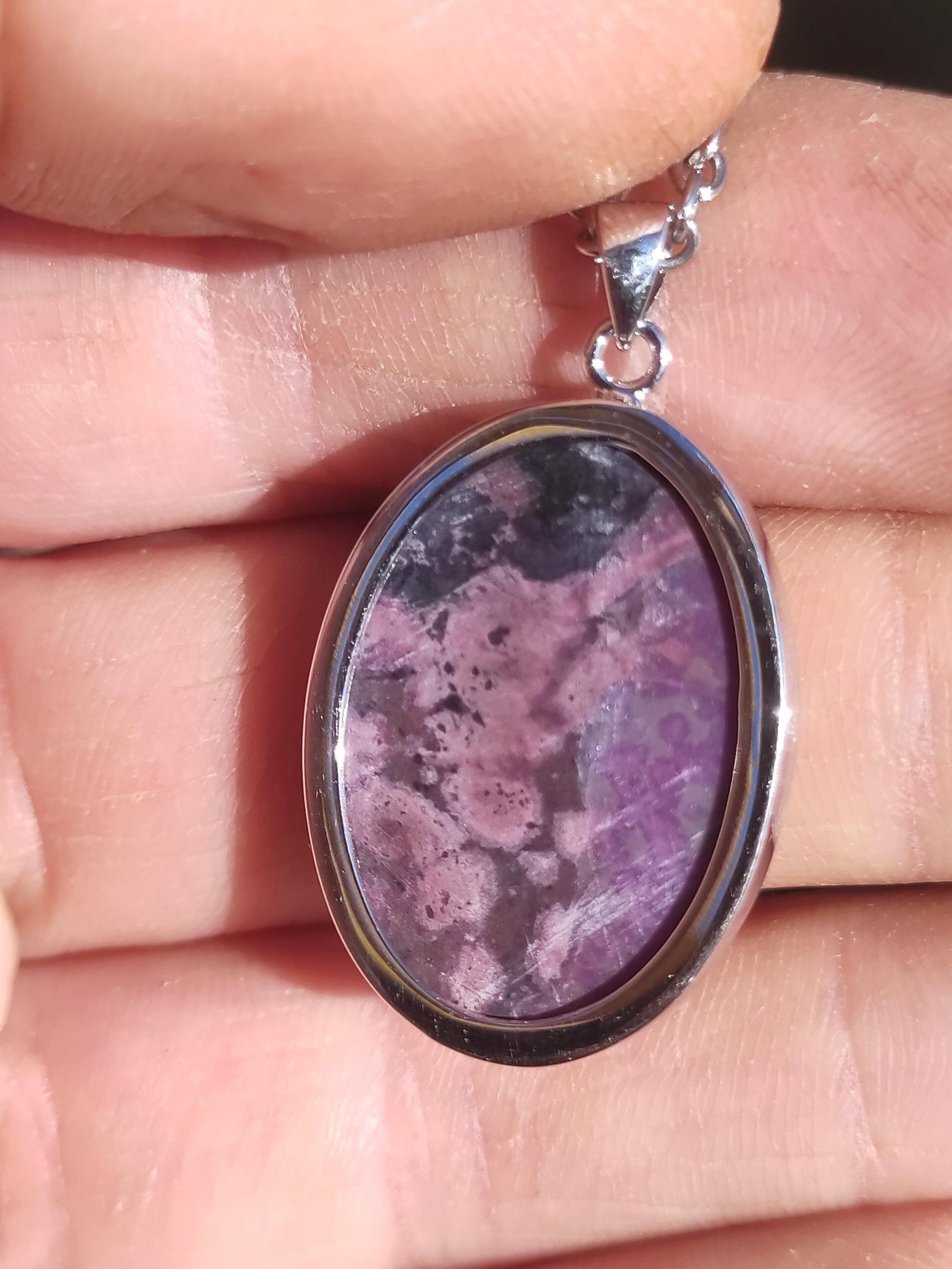 Sugilite / Sugilite avec monture en argent 925 collier de pierres précieuses violettes pierre de guérison naturelle énergie rareté homme femme lui son cadeau noble de haute qualité