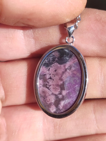 Sugilite / Sugilite avec monture en argent 925 collier de pierres précieuses violettes pierre de guérison naturelle énergie rareté homme femme lui son cadeau noble de haute qualité
