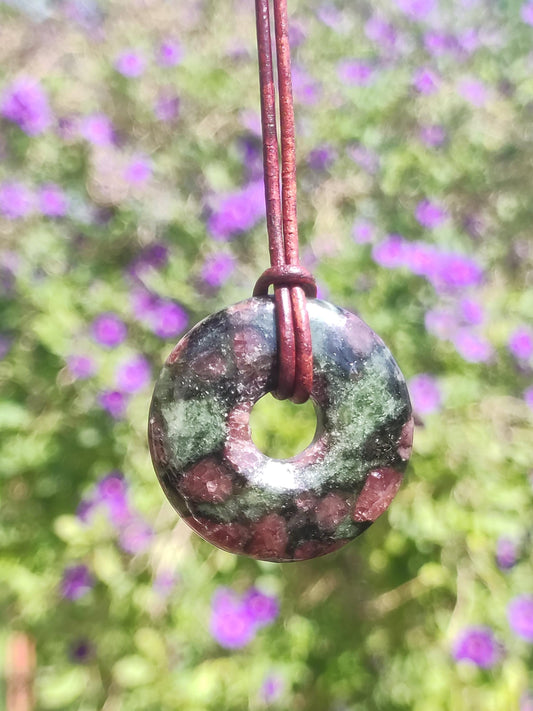 Granat-Pyroxenit 30mm Donut Edelstein Kette Rarität selten Schutzsymbol Heilstein Kristall HIPPIE Boho Tibet Ethno Mann Frau Geschenk Er Sie