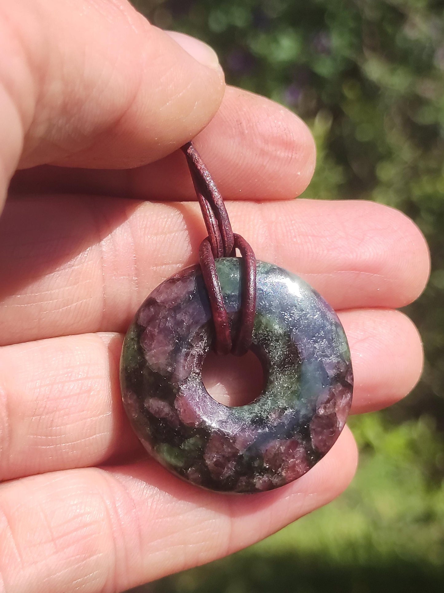 Grenat Pyroxénite 30mm Donut Collier De Pierres Précieuses Rareté Rare Symbole De Protection Pierre De Guérison Cristal HIPPIE Boho Tibet Ethnique Homme Femme Cadeau Lui Elle