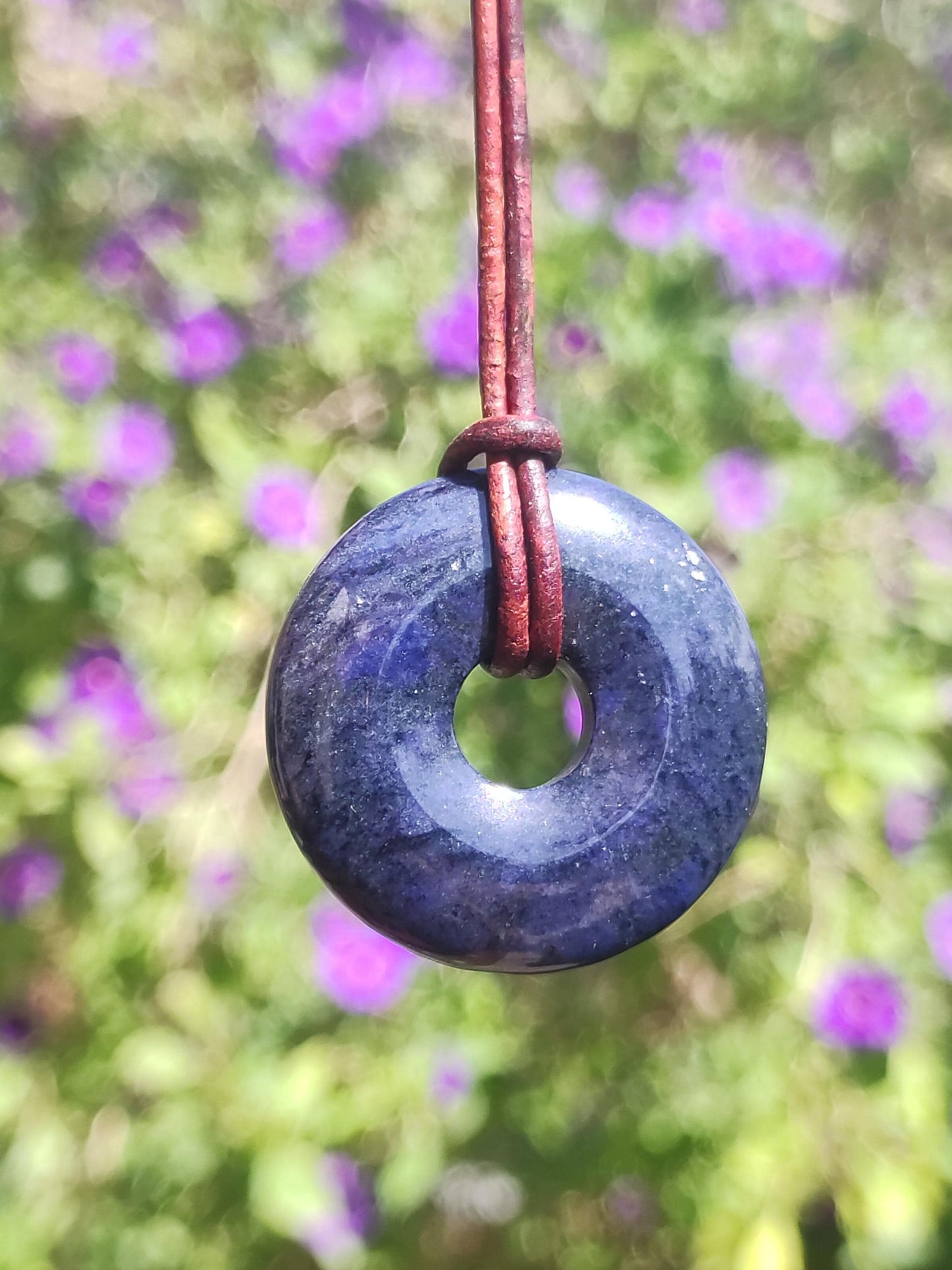 Dumortiérite A 30mm - collier donut pierre précieuse bleu homme femme père mère ami pierre de guérison chance bijoux hippie nature rareté cadeau unique