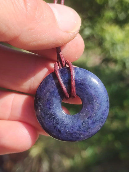 Dumortiérite A 30mm - collier donut pierre précieuse bleu homme femme père mère ami pierre de guérison chance bijoux hippie nature rareté cadeau unique