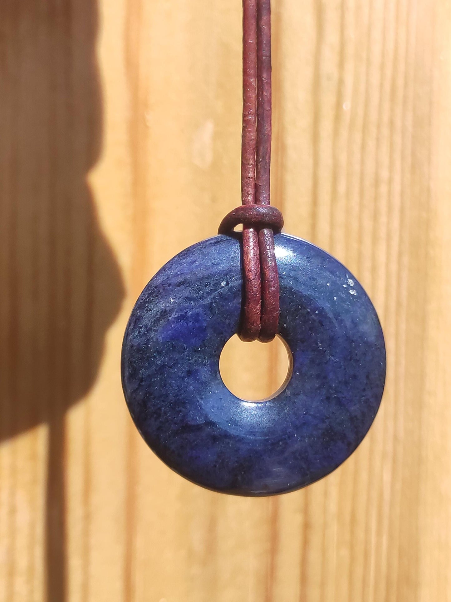 Dumortiérite A 30mm - collier donut pierre précieuse bleu homme femme père mère ami pierre de guérison chance bijoux hippie nature rareté cadeau unique
