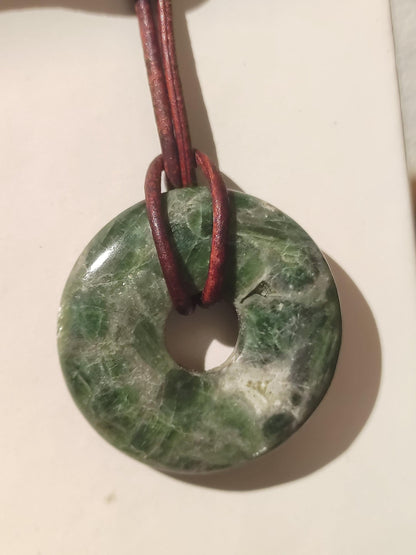 Diopside ~ Collier de pierres précieuses vert HIPPIE GOA Boho ethnique pierre de guérison naturelle rareté cristaux bijoux pendentif pierre naturelle beignet cadeau magique