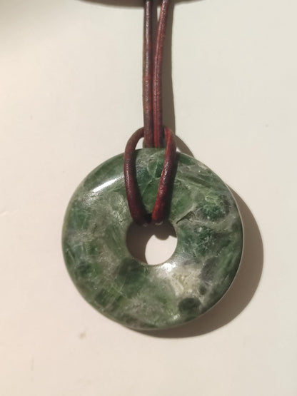 Diopside ~ Collier de pierres précieuses vert HIPPIE GOA Boho ethnique pierre de guérison naturelle rareté cristaux bijoux pendentif pierre naturelle beignet cadeau magique