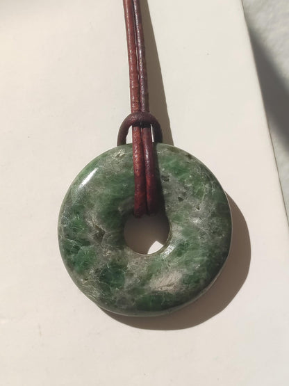 Diopside ~ Collier de pierres précieuses vert HIPPIE GOA Boho ethnique pierre de guérison naturelle rareté cristaux bijoux pendentif pierre naturelle beignet cadeau magique