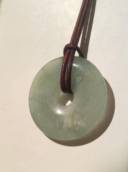 Aigue-marine ~ Collier de beignet de pierres précieuses Bleu Rareté Pierre de guérison naturelle Pendentif en cristal Homme Femme Enfant Lui Son frère Soeur Cadeau Qualité
