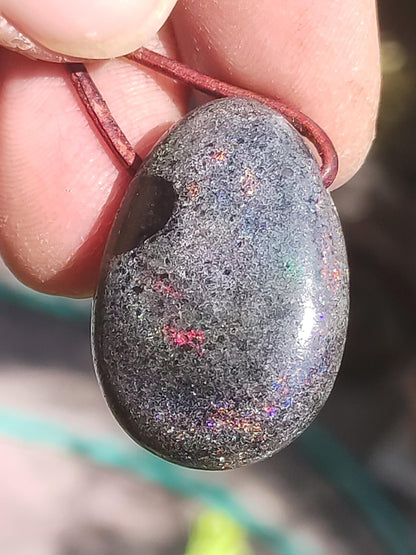 Opale noire - Collier de pierres précieuses colorées scintillantes rareté pierre de guérison naturelle énergie chakra pendentif en cristal homme femme enfant père cadeau lui elle