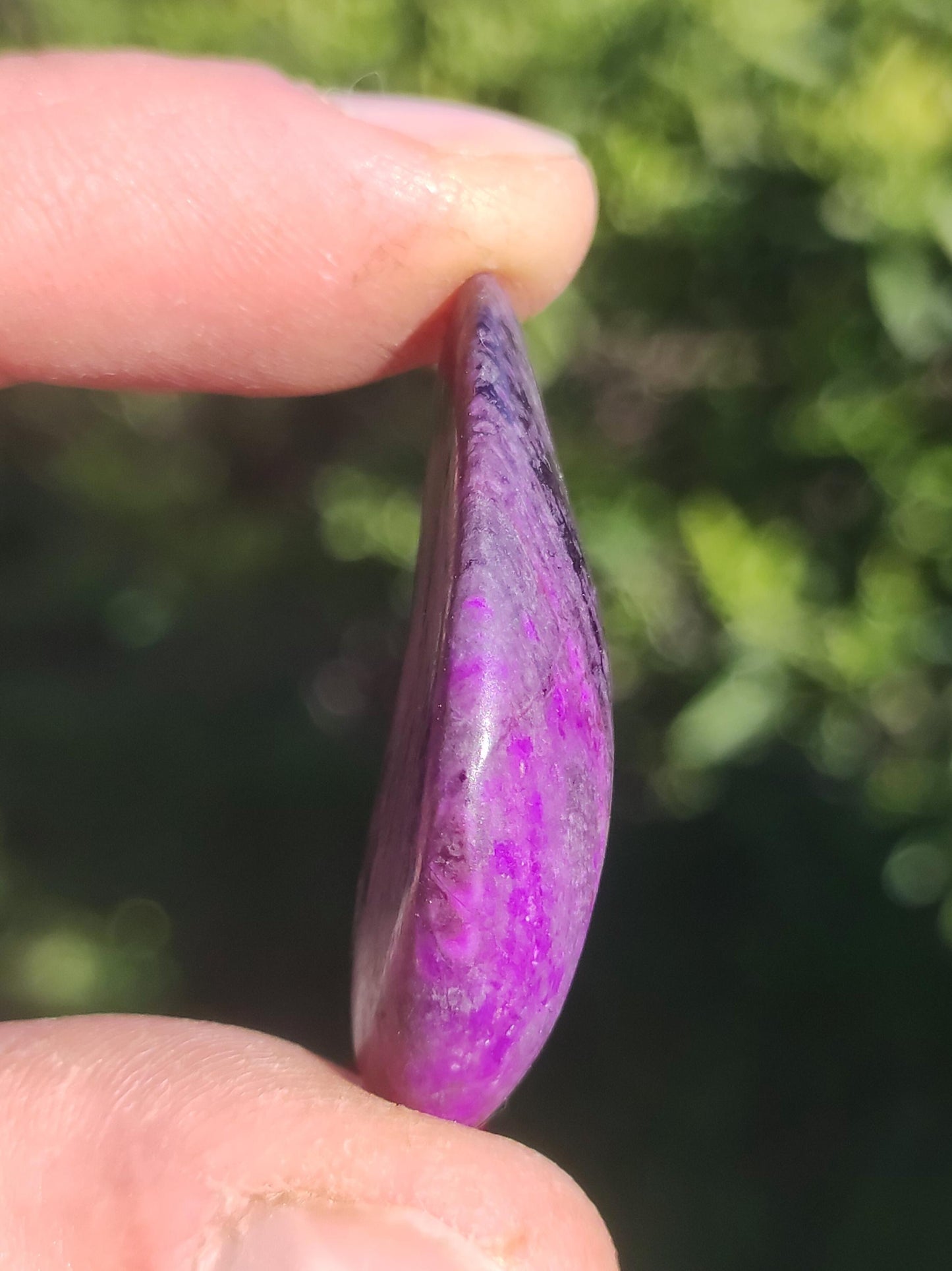Sugilite - Pierre de guérison décorative de collection violette flatteur de main rareté méditation énergie pierre précieuse cristal investissement naturel unique