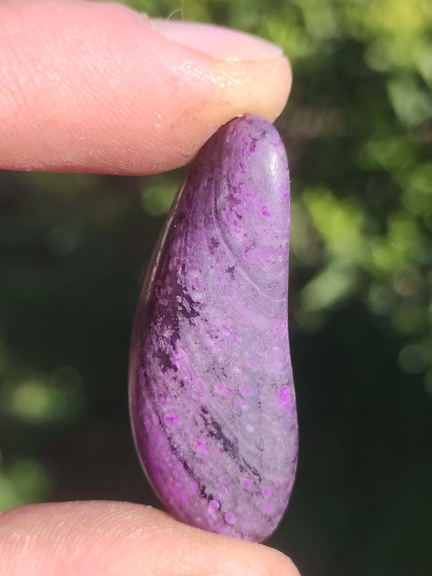 Sugilite - Pierre de guérison décorative de collection violette flatteur de main rareté méditation énergie pierre précieuse cristal investissement naturel unique