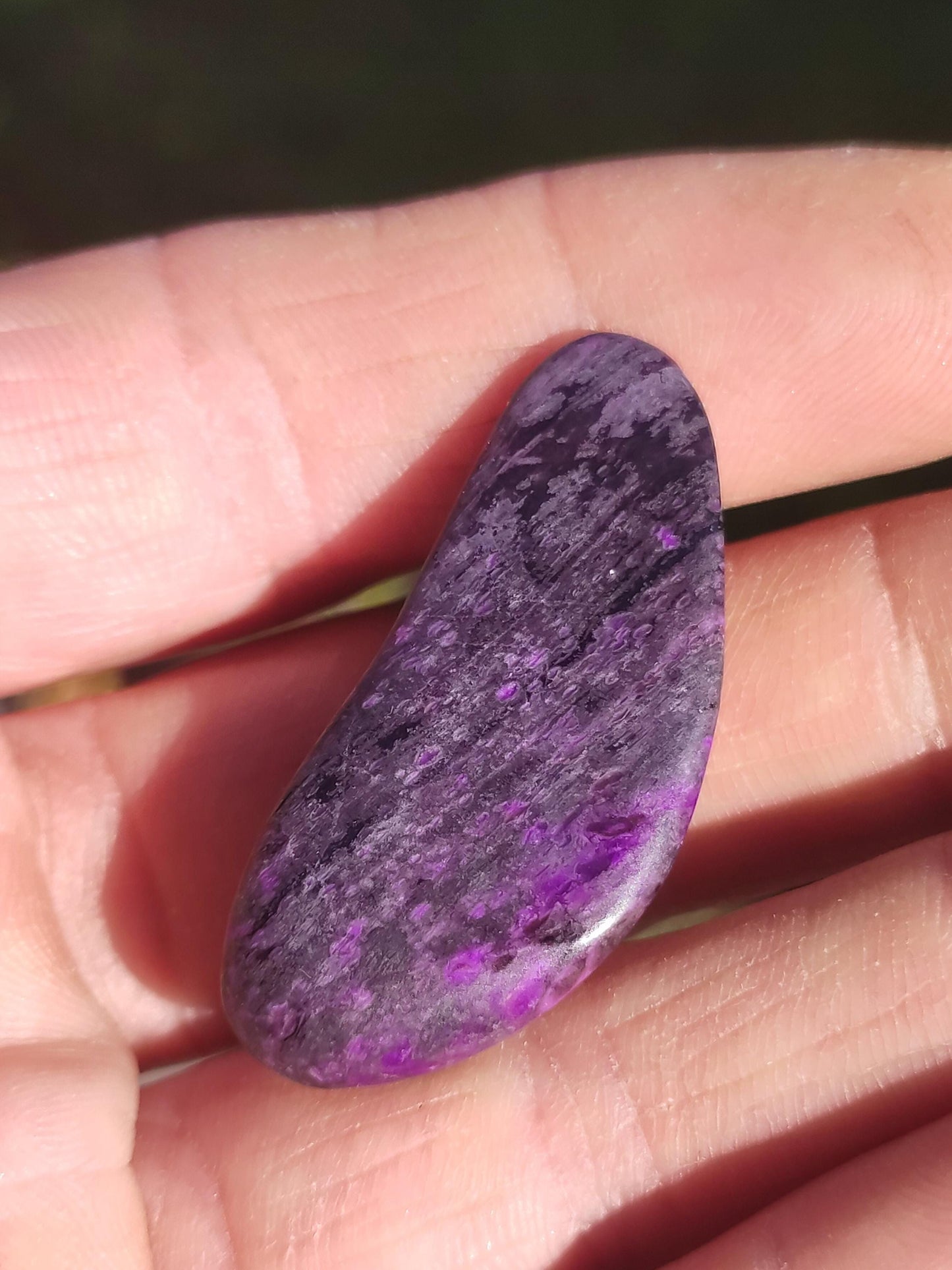 Sugilite - Pierre de guérison décorative de collection violette flatteur de main rareté méditation énergie pierre précieuse cristal investissement naturel unique