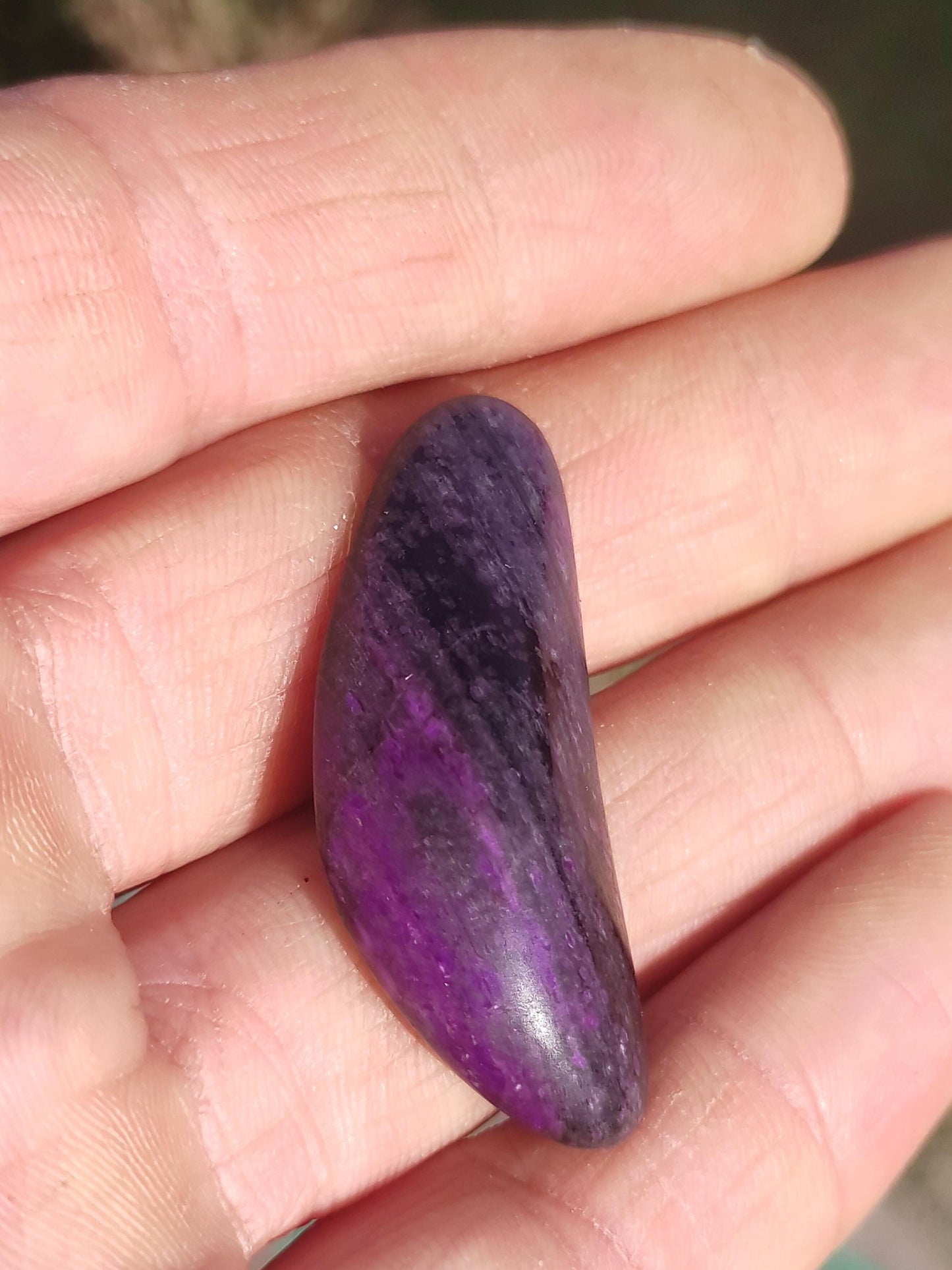 Sugilite - Pierre de guérison décorative de collection violette flatteur de main rareté méditation énergie pierre précieuse cristal investissement naturel unique