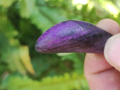 Sugilite - Pierre de guérison décorative de collection violette flatteur de main rareté méditation énergie pierre précieuse cristal investissement naturel unique