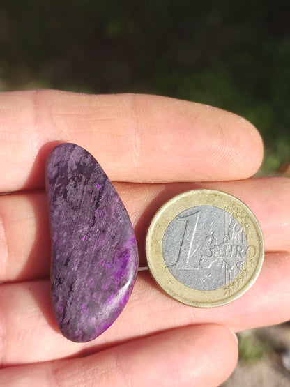 Sugilite - Pierre de guérison décorative de collection violette flatteur de main rareté méditation énergie pierre précieuse cristal investissement naturel unique